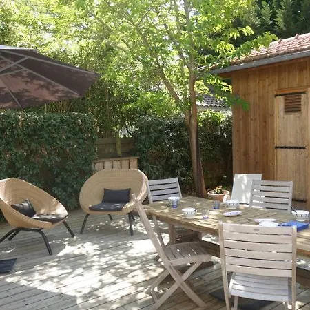 Les Abatilles Sleeps 10 Wifi Hébergement de vacances