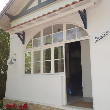 Les Abatilles Sleeps 10 Wifi Hébergement de vacances *