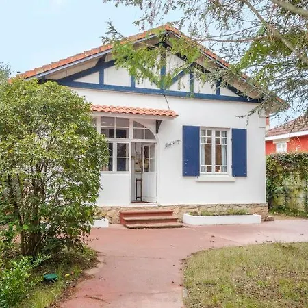 Les Abatilles Sleeps 10 Wifi Hébergement de vacances